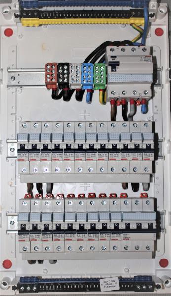 Ftronic Unterverteilung 3-reihig, auf Putz, bestückt mit: 2 Fi und 5 LS B 16 A 1-polig und 1 LS B 16 A 3-polig + 1 LS B 32 A 3-polig